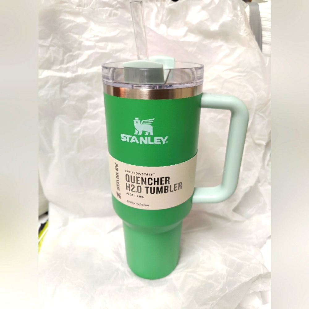 Stanley 40oz Flowstate Quencher tumbler